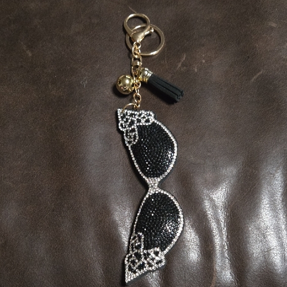 Chic Wine Or Sunglass Keychain - Picture 3 of 3